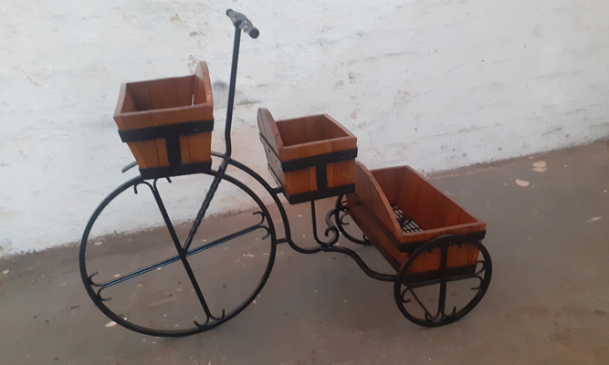 Wrought Iron Garden Furniture and Wrought Iron Bathroom Accessories 